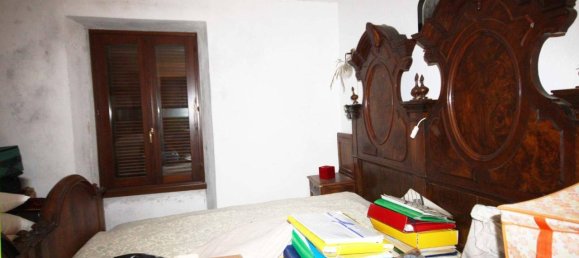 4 rooms House in Varallo, Italy No. 144638 8