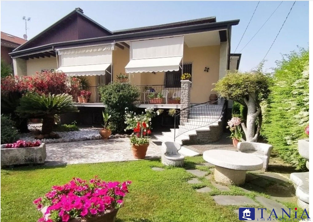 3 bedrooms Villa in Carrara, Italy No. 45776