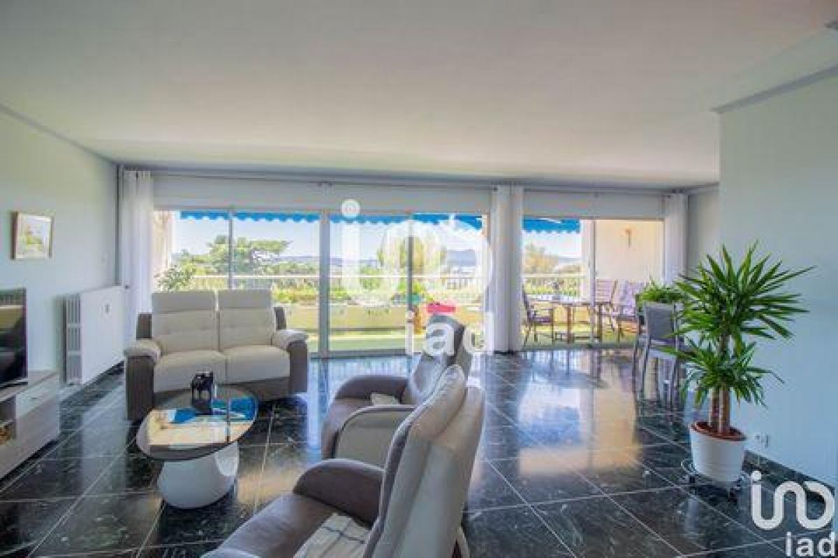 3 bedrooms Condo in Toulon, France No. 15672