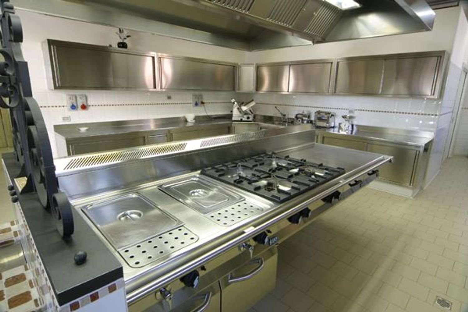 163m² Commercial property in Lucca, Italy No. 62725