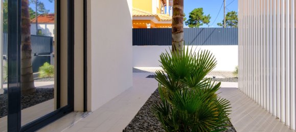 4 bedrooms Villa in Almada, Portugal No. 14799 2