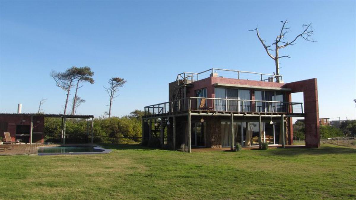 Casa de 3 dormitorios en Maldonado, Uruguay No. 9320