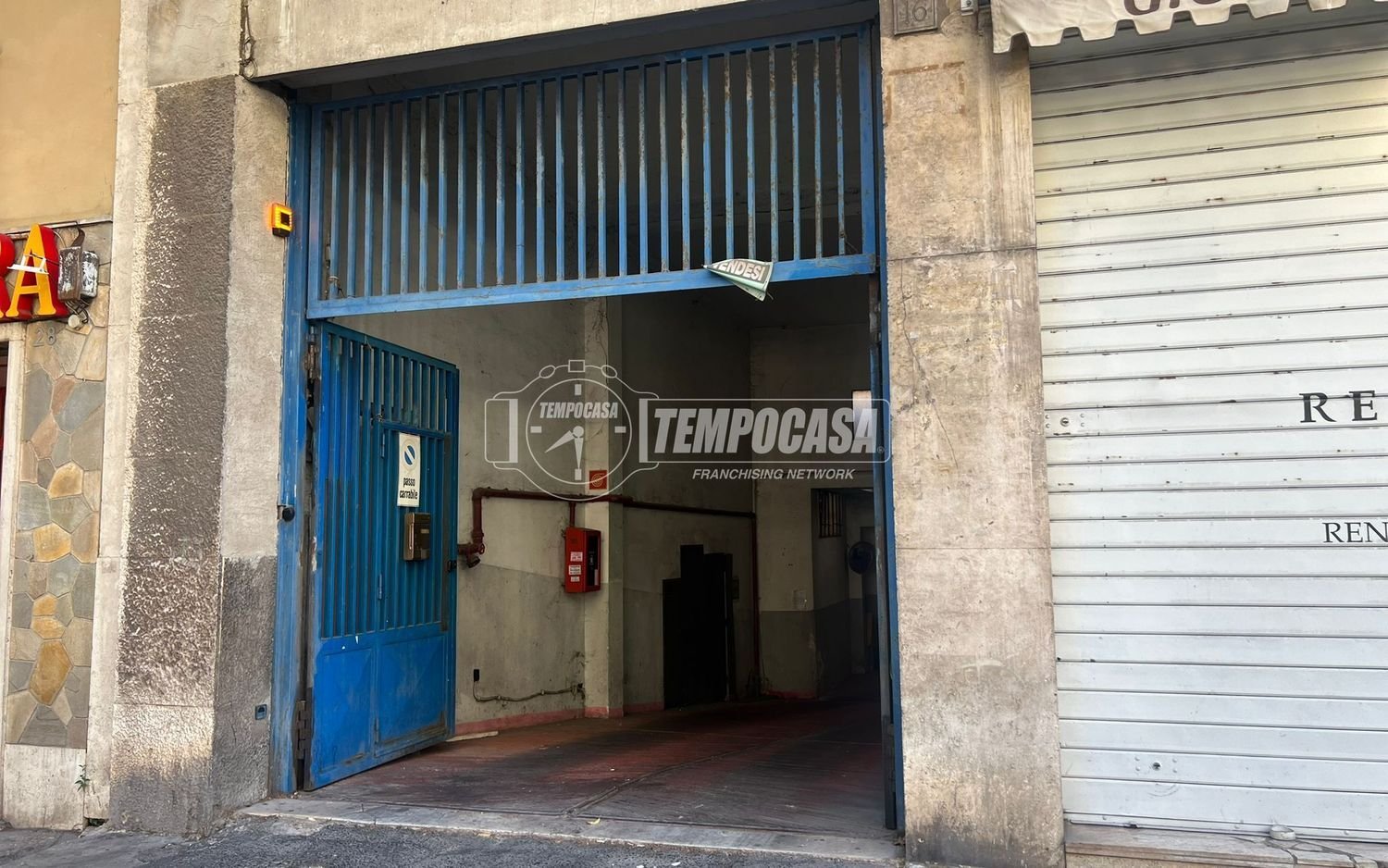  Garage in Rome, Italy No. 274329