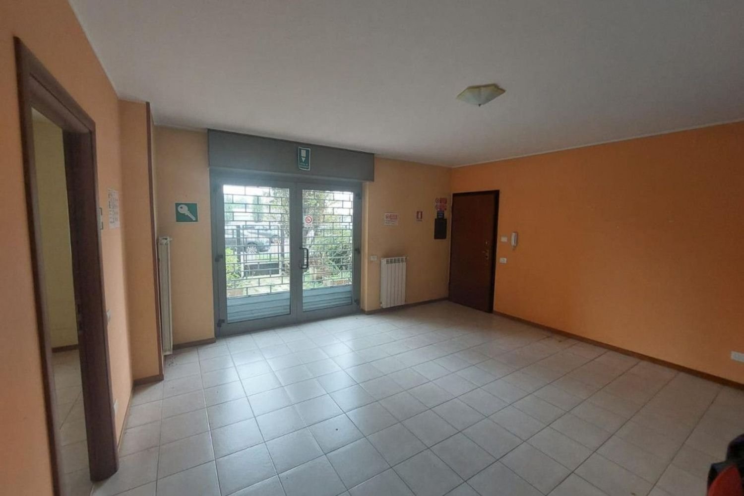  عقار تجاري في Abbiategrasso, Italy 142متر مربع رقم 379201