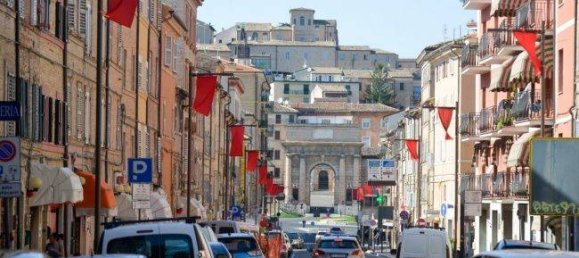 Офис с 4 комнатами в Мачерата, Италия № 25618 10