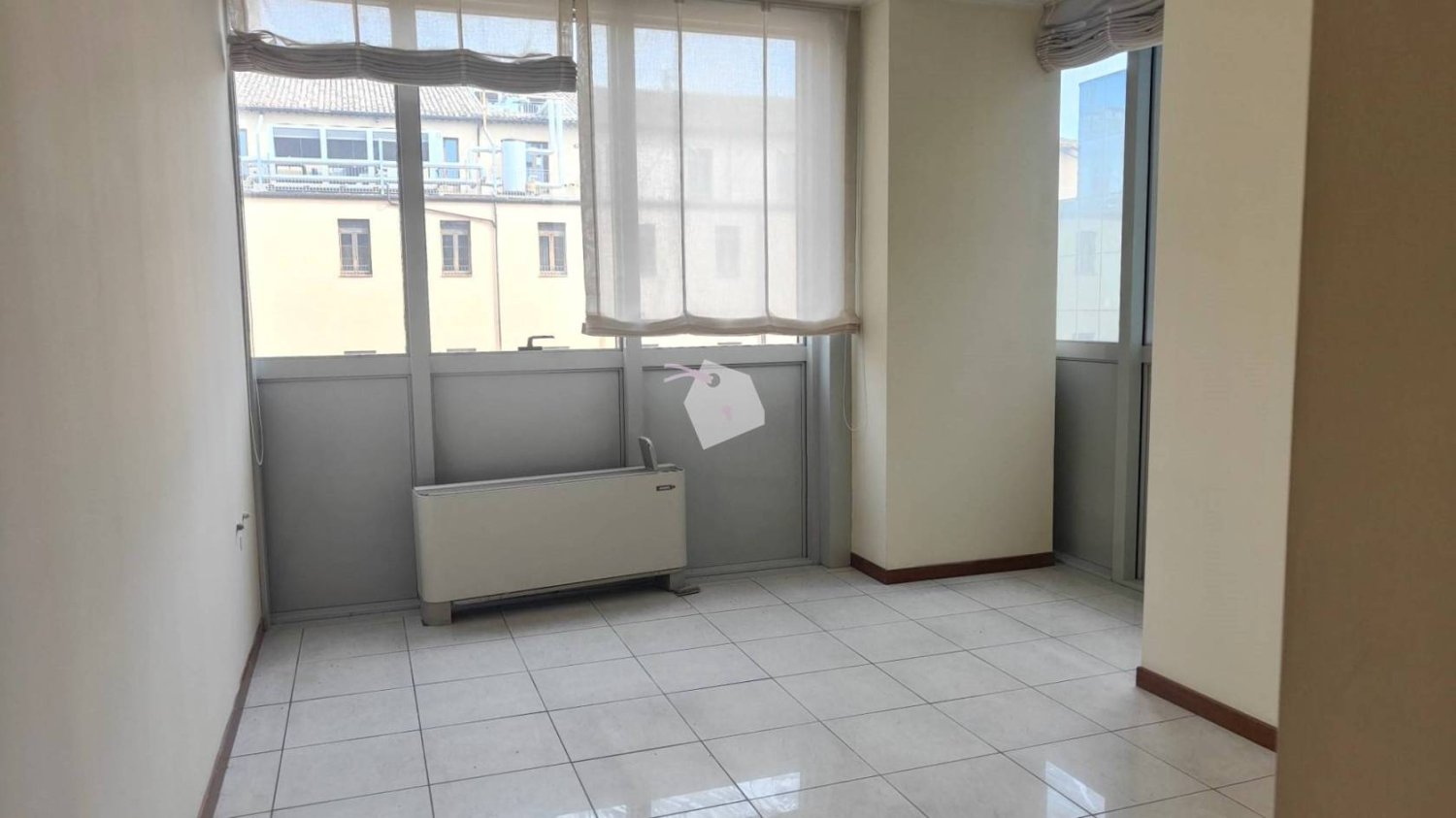 Офис с 4 комнатами в Мачерата, Италия № 25618