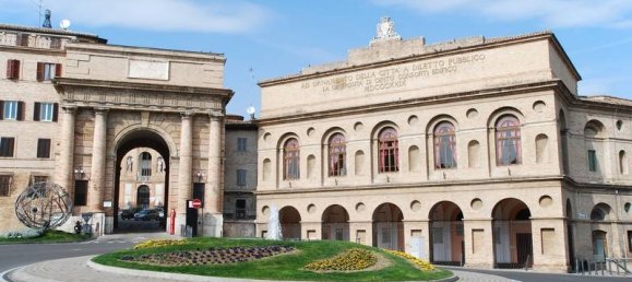 Офис с 4 комнатами в Мачерата, Италия № 25618 8