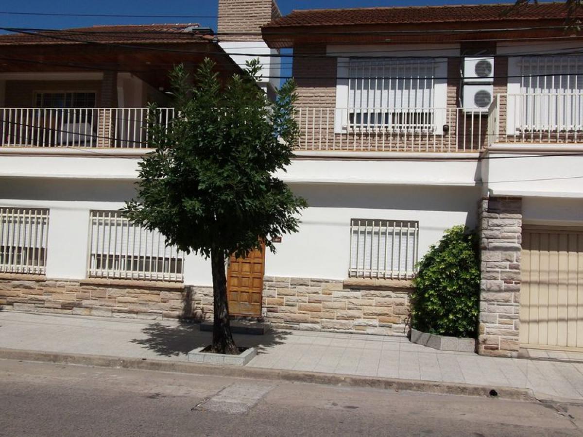 3 bedrooms House in Hurlingham, Argentina No. 100078