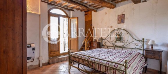 Дом с 6 комнатами в Кастель дель Пьяно, Италия № 105213 7