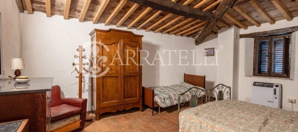 Дом с 6 комнатами в Кастель дель Пьяно, Италия № 105213 3