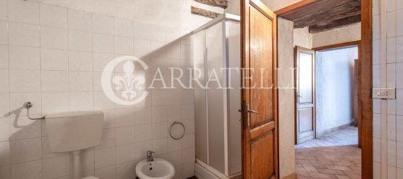 Дом с 6 комнатами в Кастель дель Пьяно, Италия № 105213 6