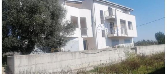 3 bedrooms House in Cepagatti, Italy No. 356049 9