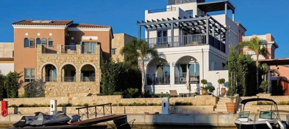 4 bedrooms Villa in Limassol, Cyprus No. 3820 2