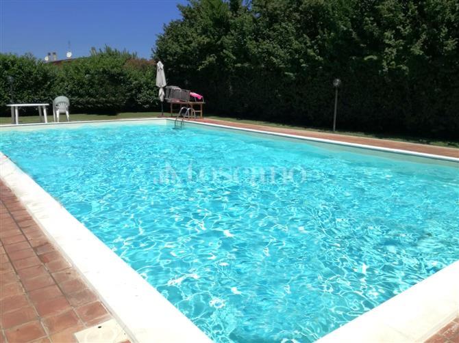 4 rooms Apartment in Rome, Italy No. 200153