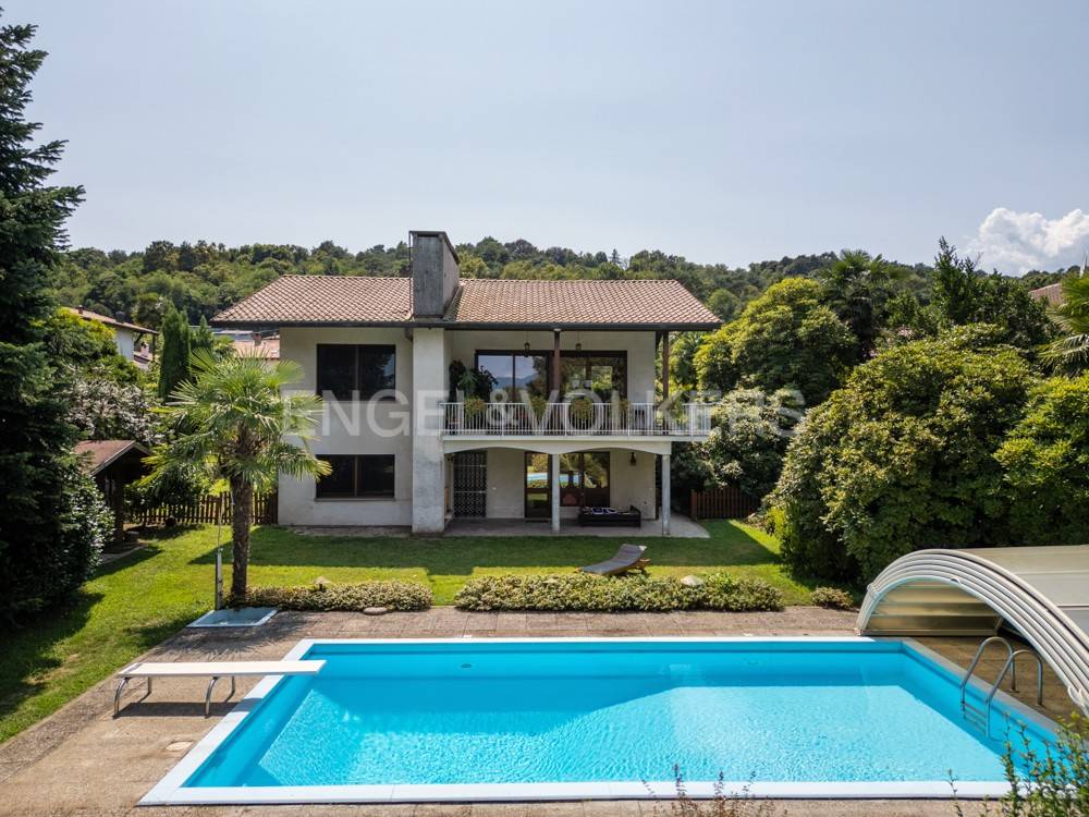 4 bedrooms Villa in Ranco, Italy No. 131610