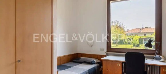 4 bedrooms Villa in Ranco, Italy No. 131610 9