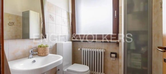 4 bedrooms Villa in Ranco, Italy No. 131610 8