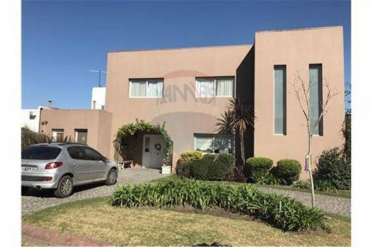 Casa T5 em Pilar, Argentina N.º 90064