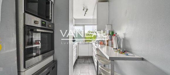 2 bedrooms Apartment in Paris, France No. 170616 8