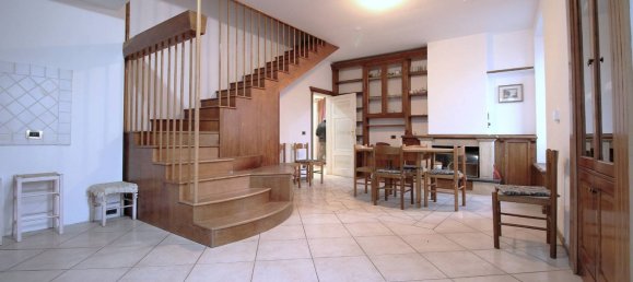 Квартира с 4 комнатами в Кьяравалле Чентрале, Италия № 276617 3