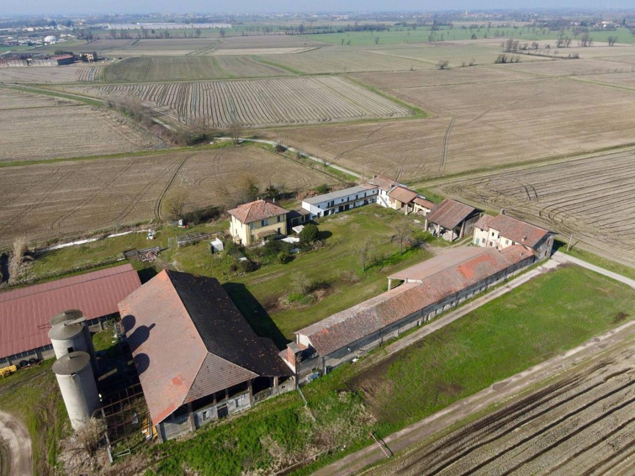 Дом с 11 комнатами в Гаджано, Италия № 40835