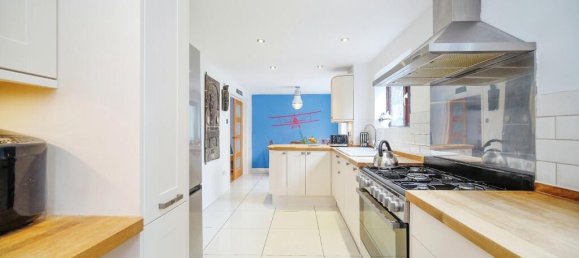 4 bedrooms House in Farnborough, United Kingdom No. 10523 3