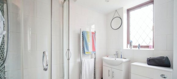 4 bedrooms House in Farnborough, United Kingdom No. 10523 5