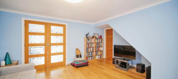 4 bedrooms House in Farnborough, United Kingdom No. 10523 2