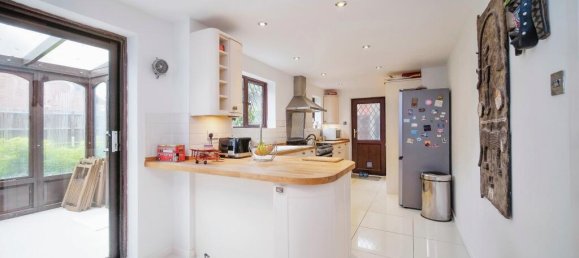 4 bedrooms House in Farnborough, United Kingdom No. 10523 4