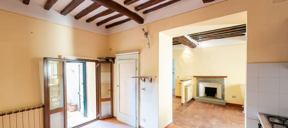 5 rooms Apartment in Cortona, Italy No. 281175 2