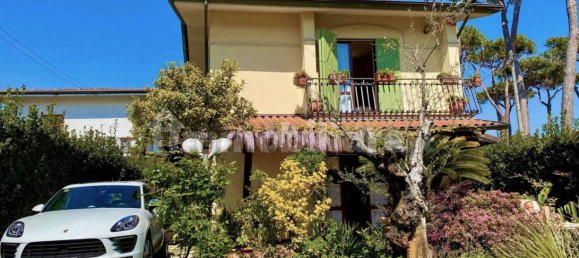 3 bedrooms Villa in Montignoso, Italy No. 49599 3