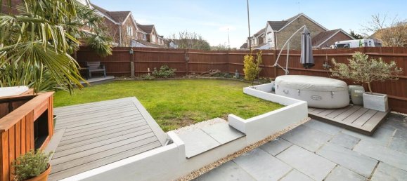 3 bedrooms House in Crawley, United Kingdom No. 6264 16