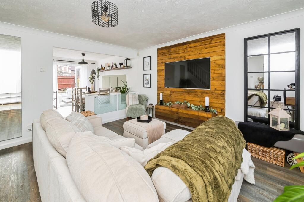 3 bedrooms House in Crawley, United Kingdom No. 6264