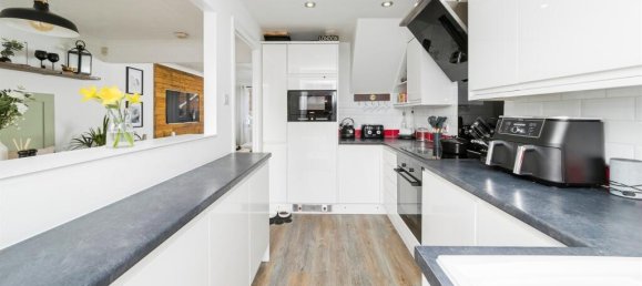 3 bedrooms House in Crawley, United Kingdom No. 6264 9