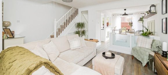 3 bedrooms House in Crawley, United Kingdom No. 6264 5