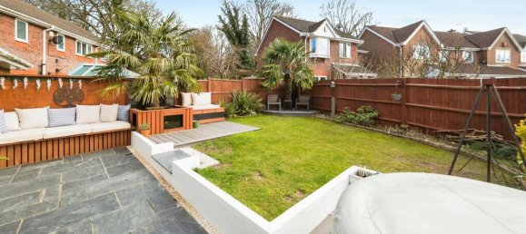 3 bedrooms House in Crawley, United Kingdom No. 6264 4