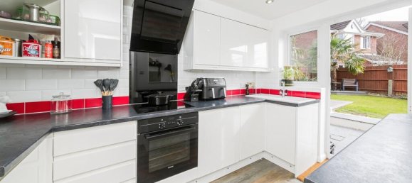 3 bedrooms House in Crawley, United Kingdom No. 6264 8