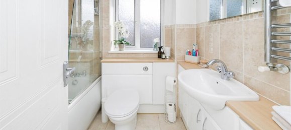 3 bedrooms House in Crawley, United Kingdom No. 6264 13