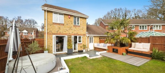 3 bedrooms House in Crawley, United Kingdom No. 6264 14