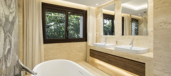 Villa de 5 dormitorios en Marbella, Spain No. 111165 10