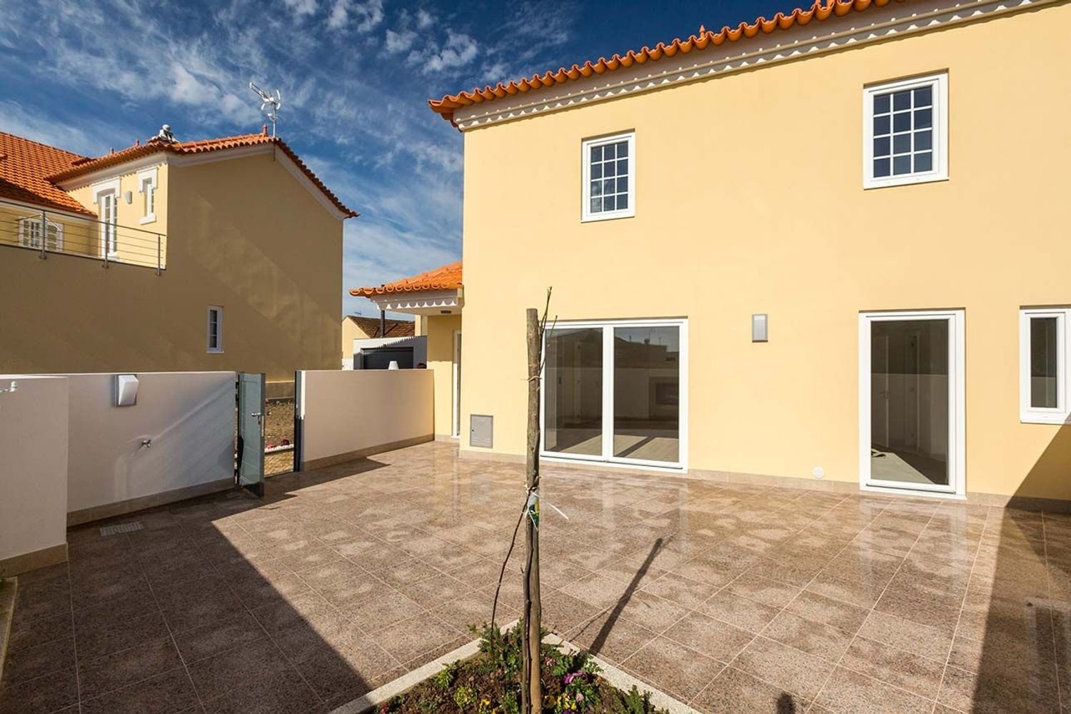  Garage in Oia, Portugal No. 329823