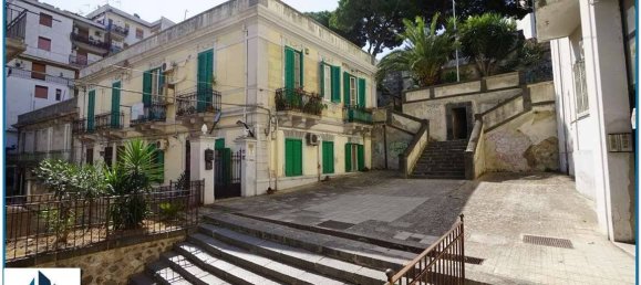 4 bedrooms Apartment in Messina, Italy No. 321944 2