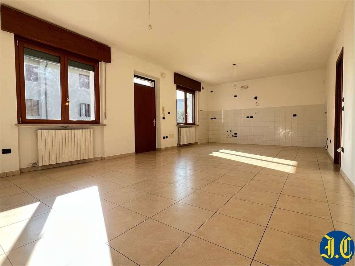 5 rooms Apartment in Villafranca di Verona, Italy No. 28130