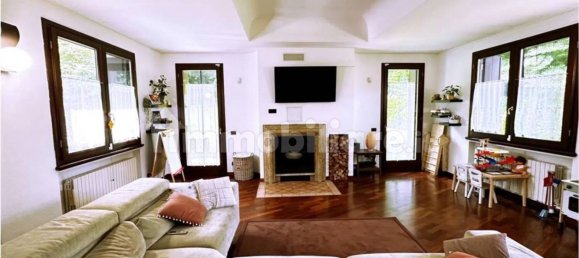 3 غرف نوم فيلا في Azzate, Italy رقم 83114 14