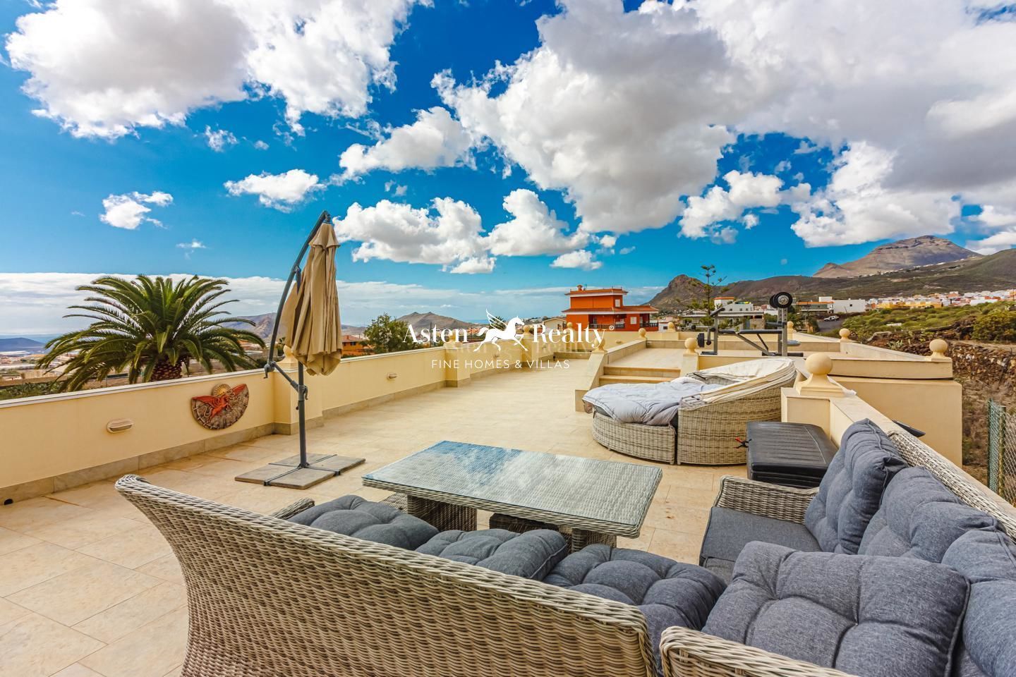 6 bedrooms House in Arona, Spain No. 25447