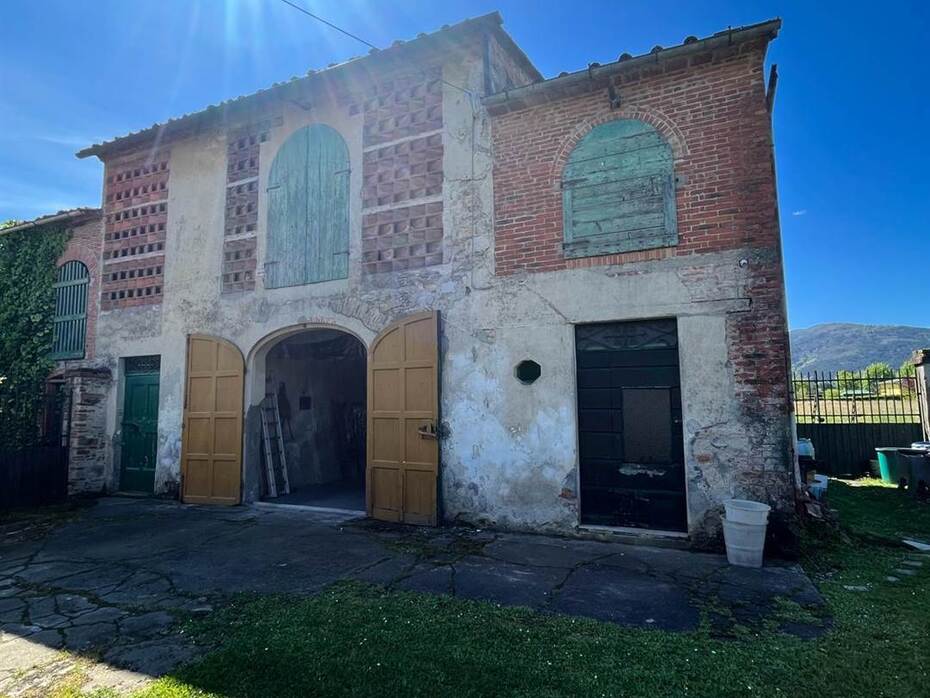 4 bedrooms Villa in Capannori, Italy No. 184611