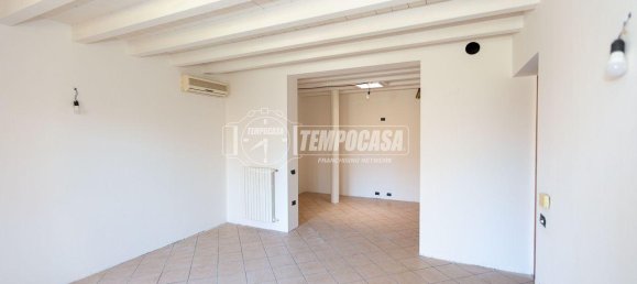 12 rooms Building in Brescia, Italy No. 2295 16