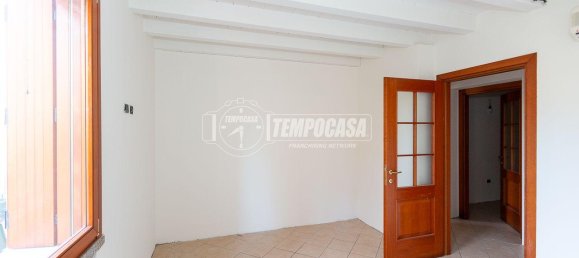 12 rooms Building in Brescia, Italy No. 2295 4