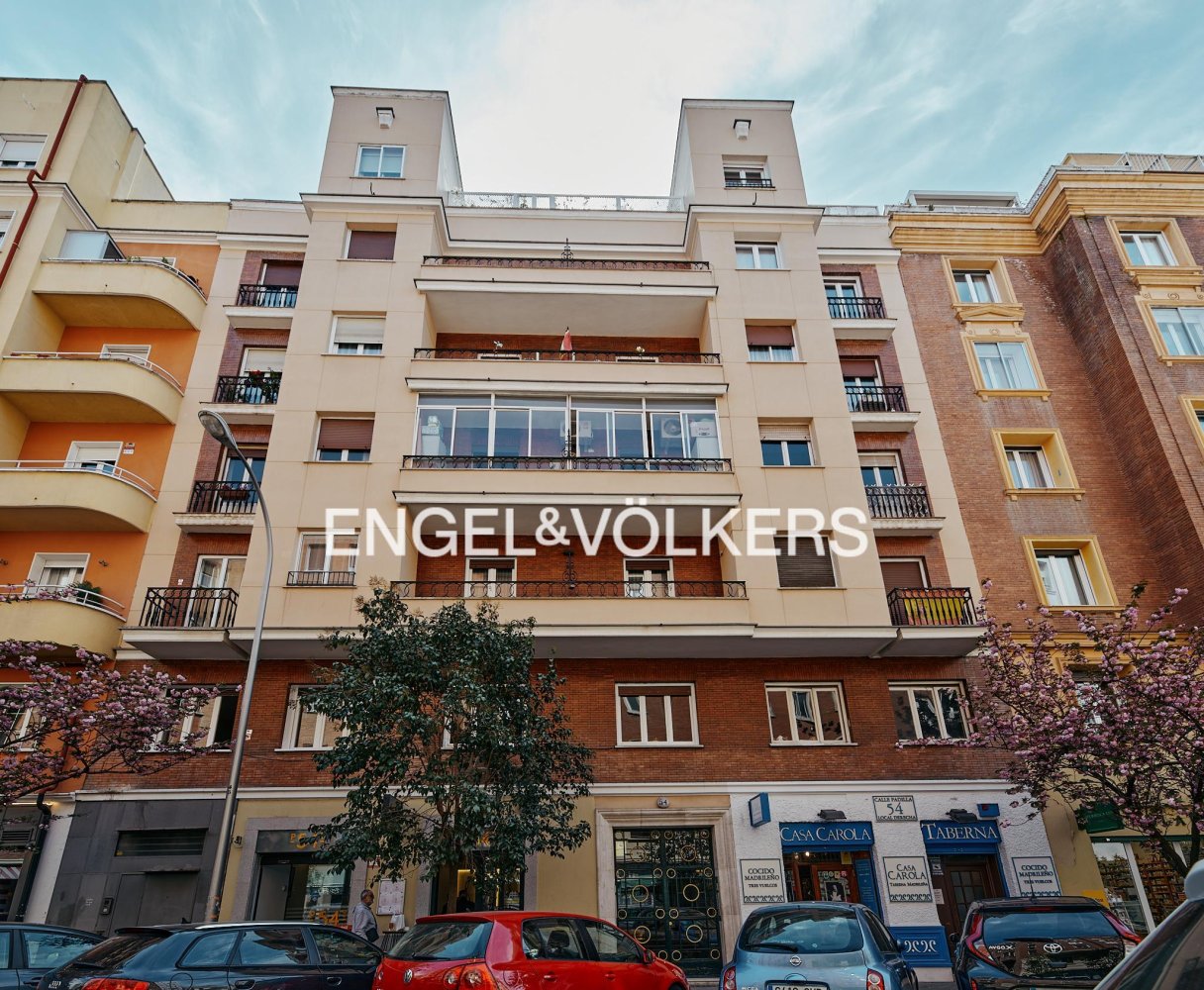 3 bedrooms Apartment in Madrid, Spain No. 148673