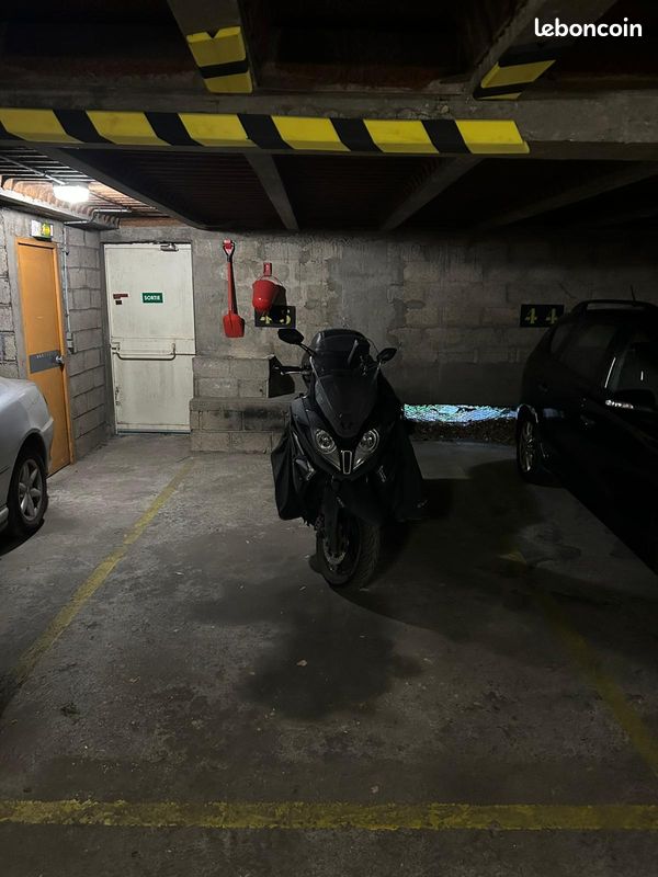 Estacionamiento en Courbevoie, France No. 333513